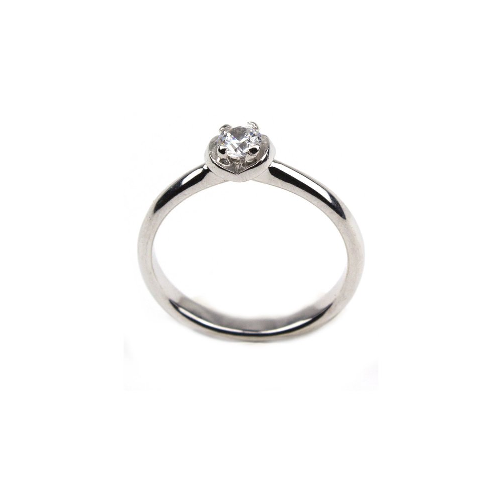  Solitaire ring with diamond
