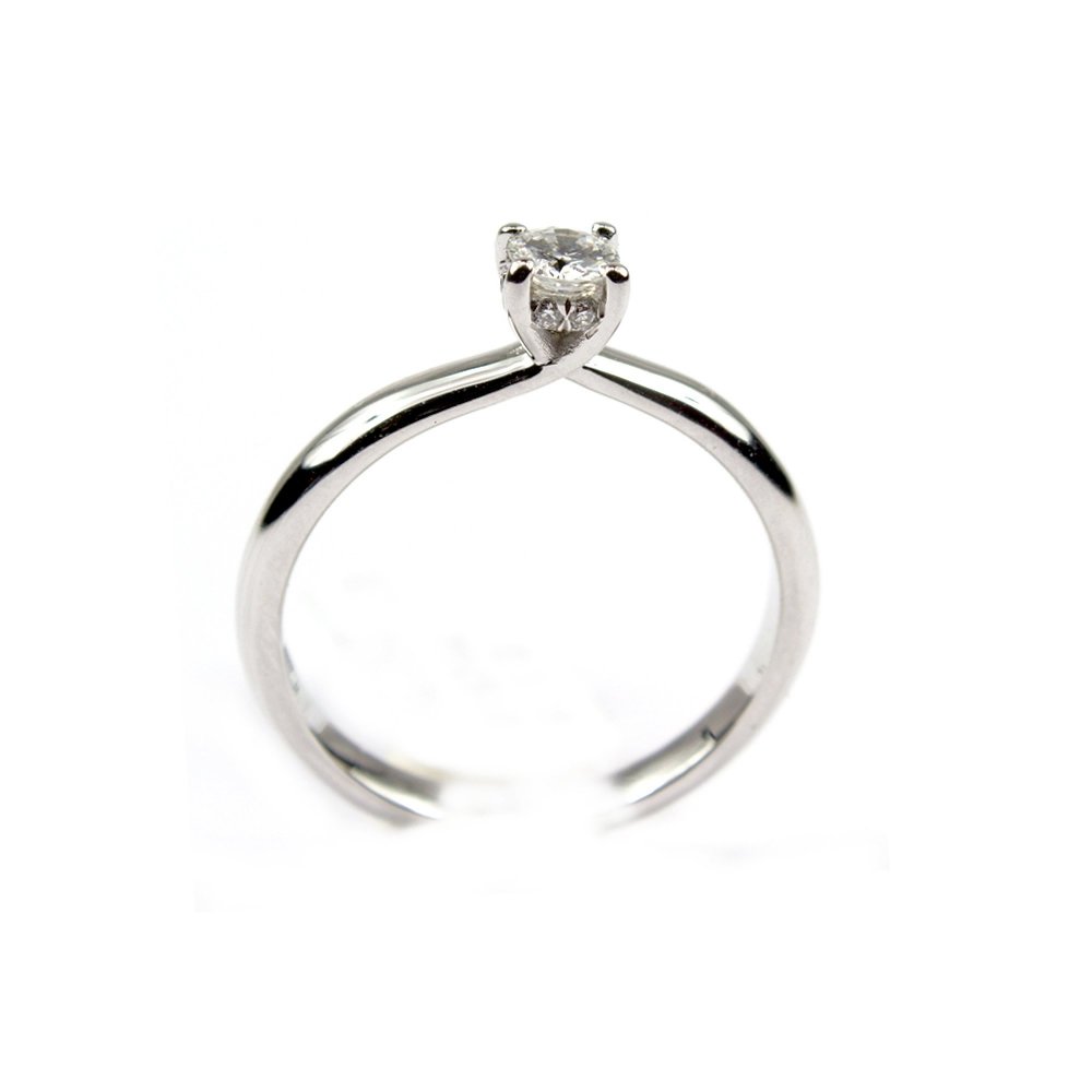 Solitaire ring with diamond