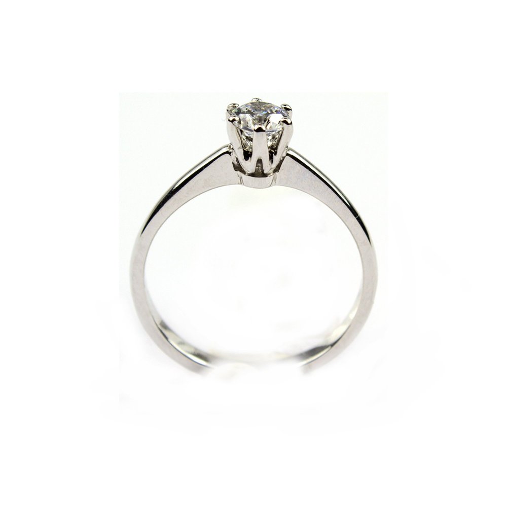 Solitaire ring with diamond