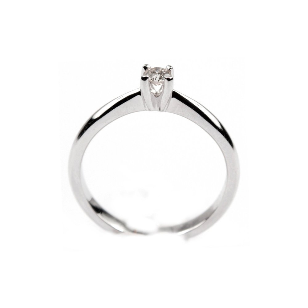 Solitaire ring with diamond